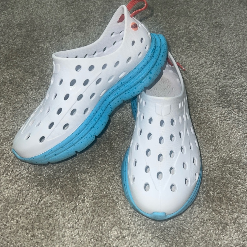 Revive Kids - White / Pacific Speckle
Size J2
Active Recovery Shoe